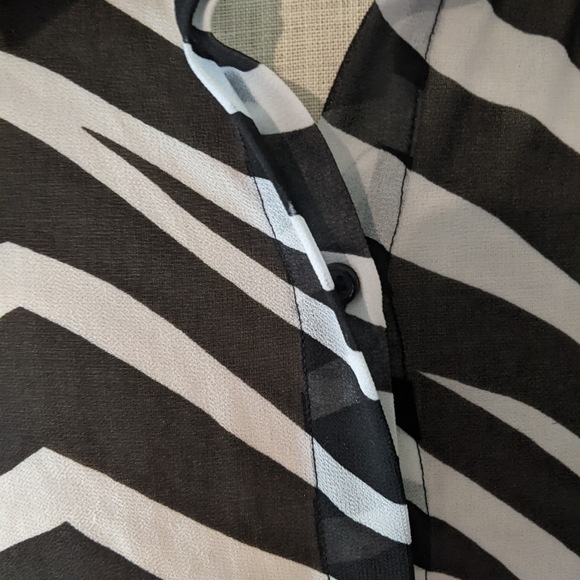 Zebra print sheer blouse perfect fo layering. In excellent condition - Picture 5 of 7